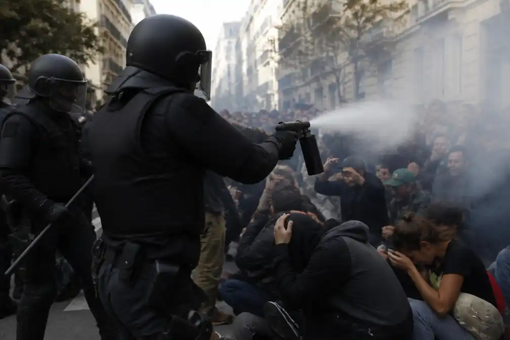 Politie Madrid schiet traangas af bij ontruiming 87-jarige vrouw