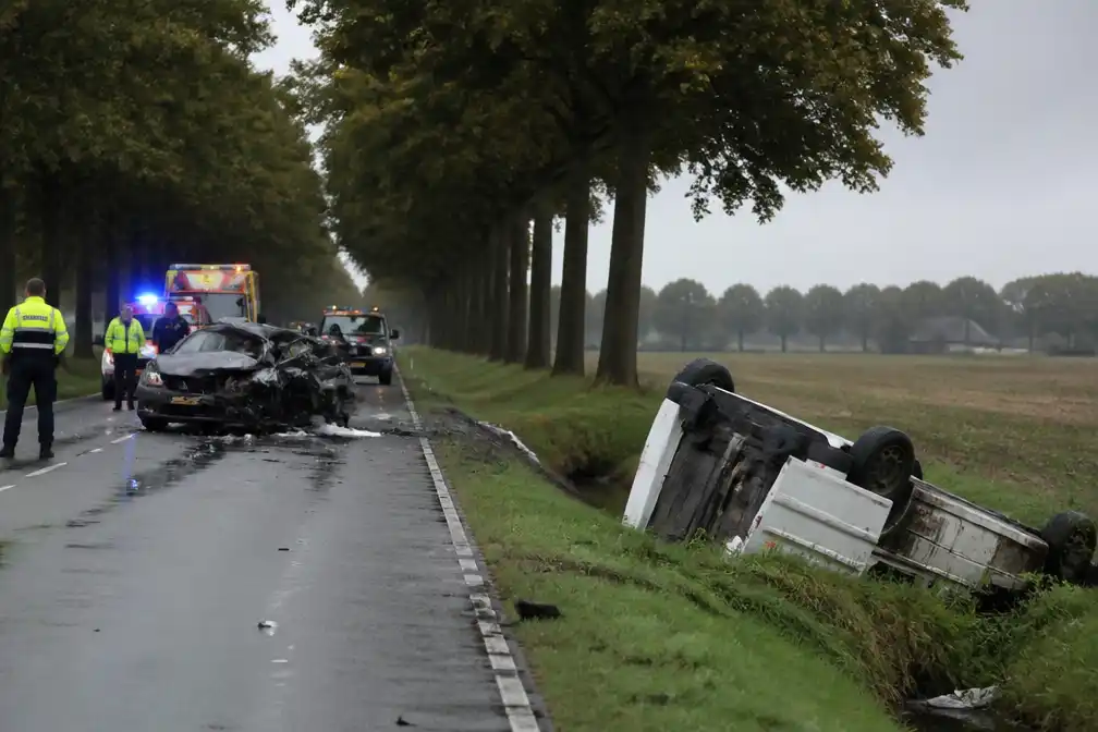 Dode bij frontale botsing op N34 bij Holthone, weg uren dicht