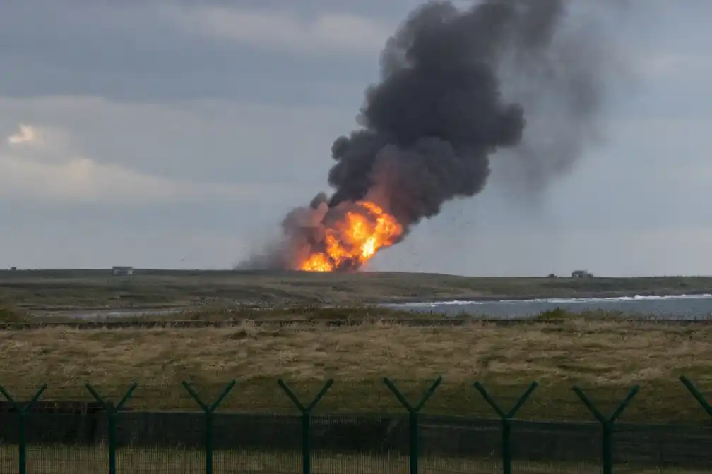 RAF-trainingsjet Hawk T2 stort neer en ontploft op Anglesey na uitschieten piloten