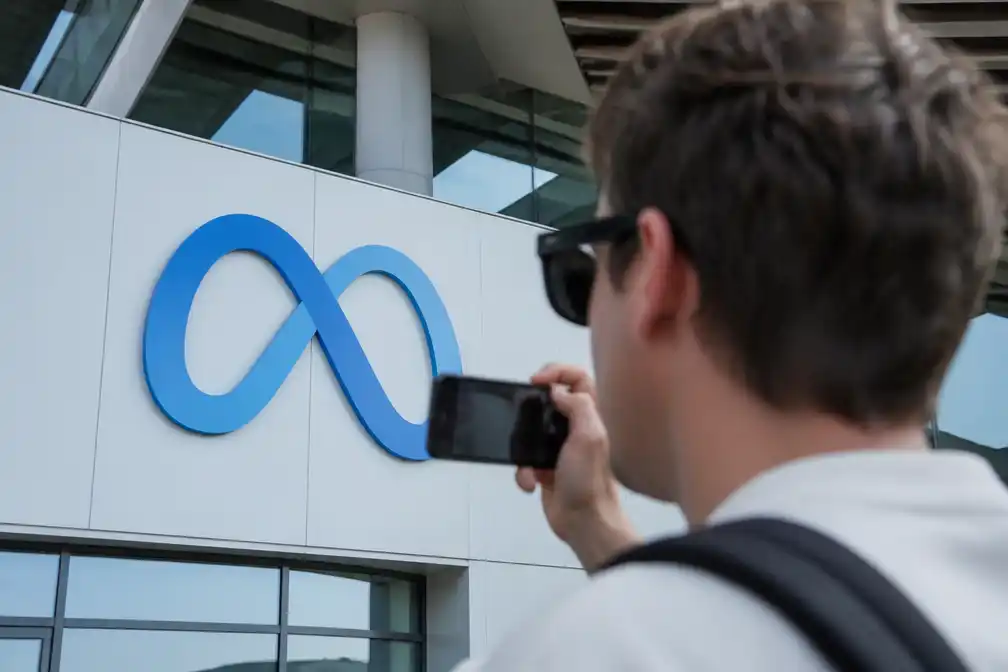 Meta haalt satirische video van Roel Maalderink en Bits of Freedom over videobrillen offline