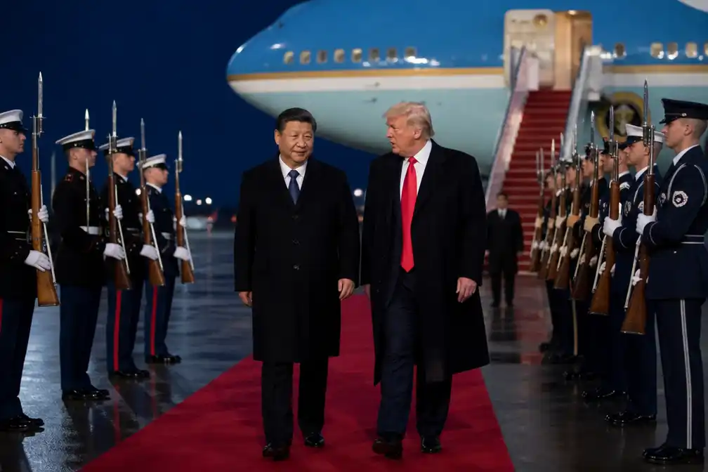 Xi Jinping aangekomen op luchtmachtbasis bij Washington, ontvangen door Donald Trump
