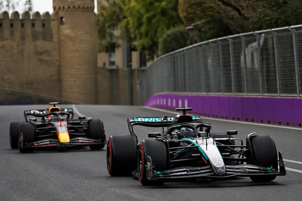 Verstappen derde in Bakoe, Russell opnieuw het snelst
