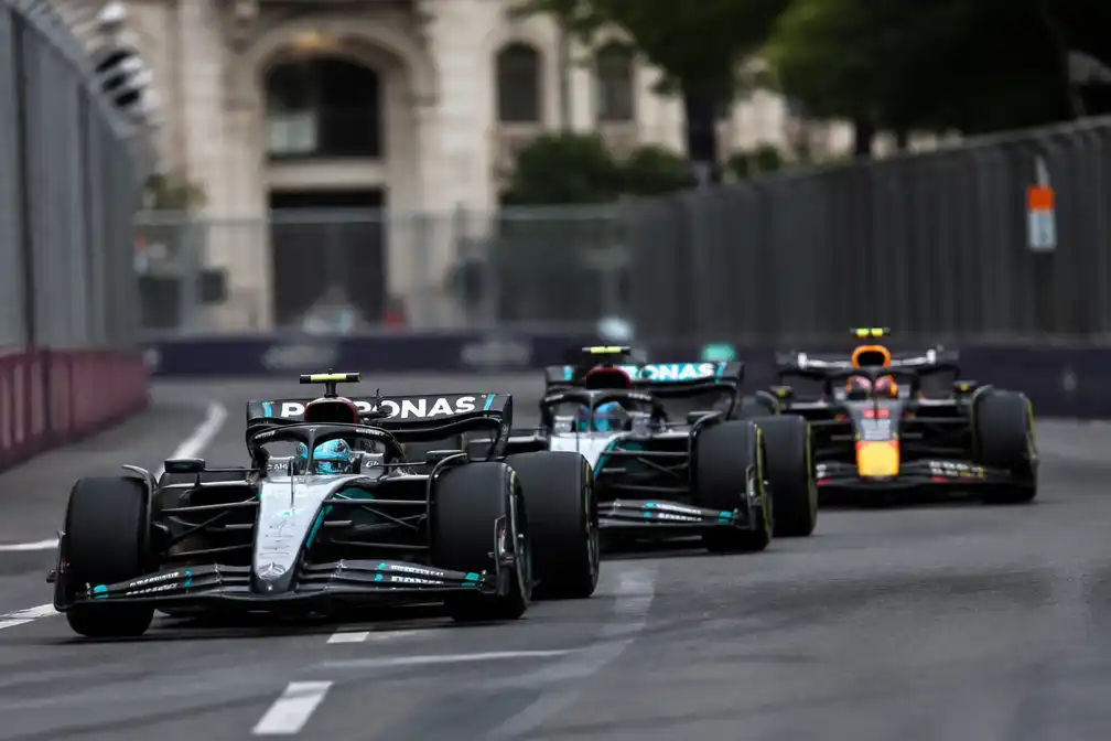 Verstappen derde in tweede vrije training Azerbeidzjan, Mercedes-duo voorop in Bakoe