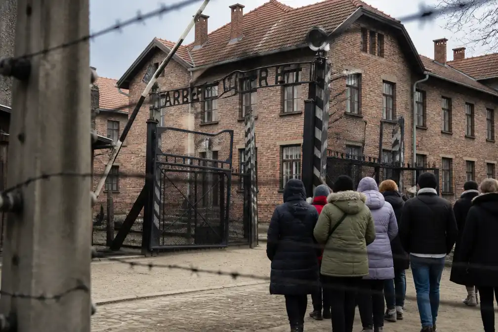 Britse toeriste ligt onder vuur na klachten over café bij Auschwitz