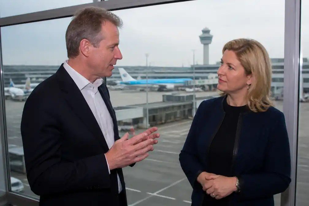 Schiphol-topman en burgemeester Haarlemmermeer ruilen een dag van baan
