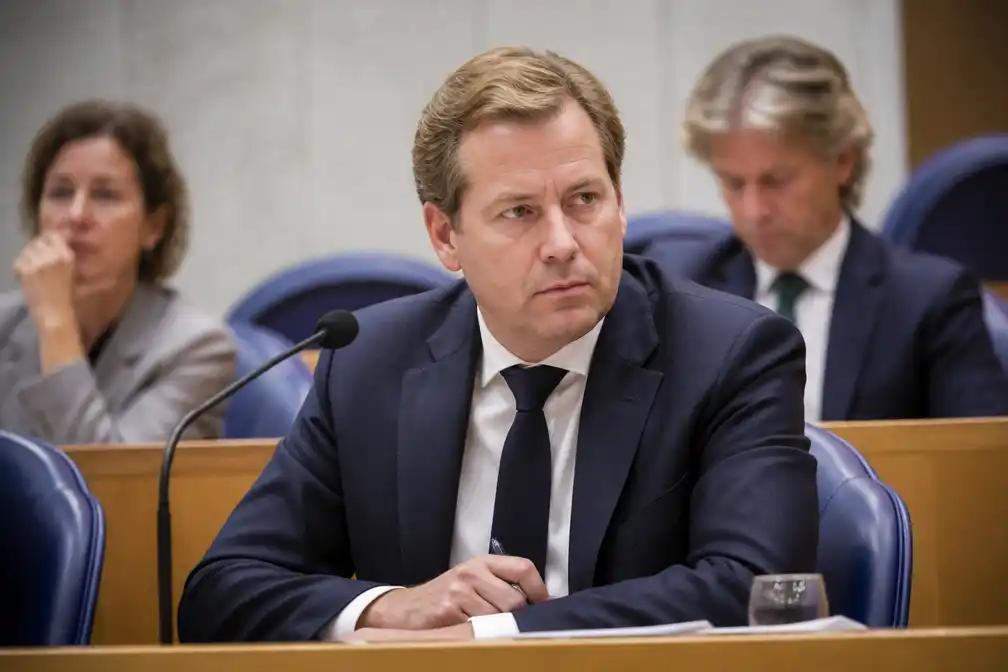 Oppositie verbindt uitspraken Van Weel over niet vervolgde misdrijven aan eerdere correcties