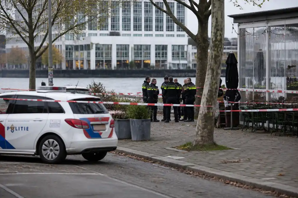 Neergeschoten persoon op terras Amsterdam-Noord overleden; verdachte vast