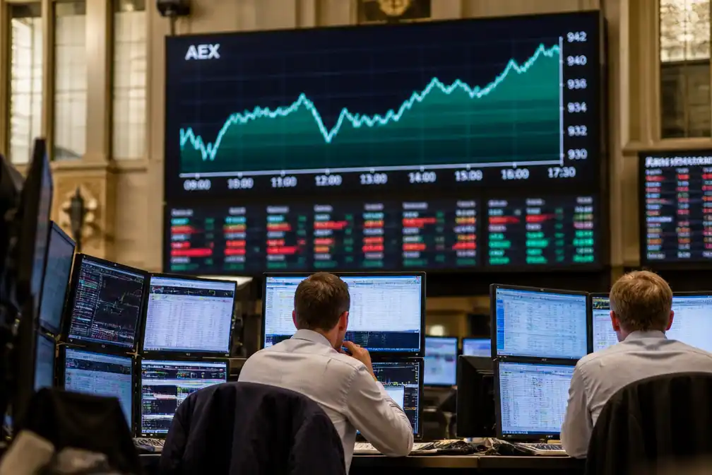 AEX sluit hoger nu lagere olieprijzen sentiment op Damrak steunen