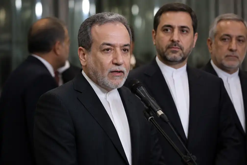 Iran biedt zevendaags plan om Straat van Hormuz te heropenen; keuze aan VS
