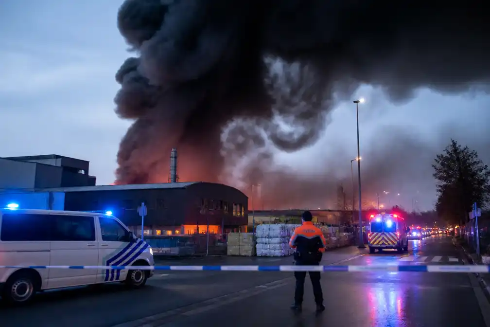 Grote brand bij afvalverwerker Vanheede in Roeselare: gemeentelijk rampenplan afgekondigd