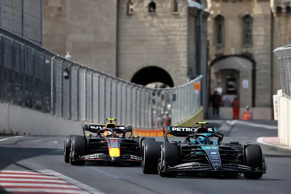 Russell wint GP van Azerbeidzjan in Bakoe, Verstappen wordt tweede