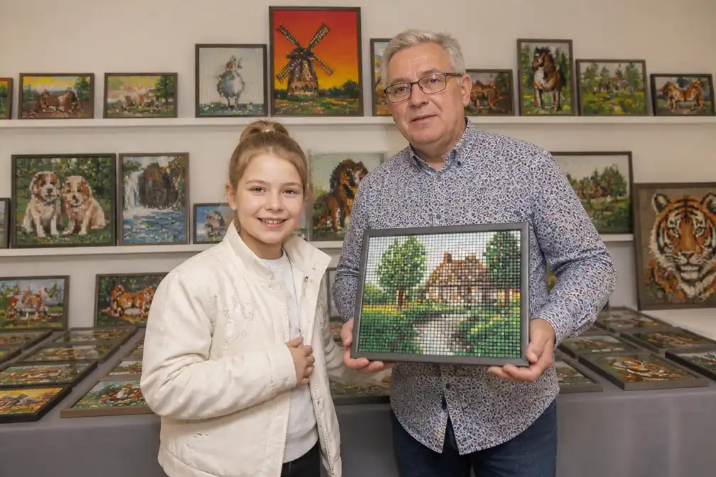 Opa Aad veilt 159 Ministeckwerken voor zieke kleindochter Fayèn (10)