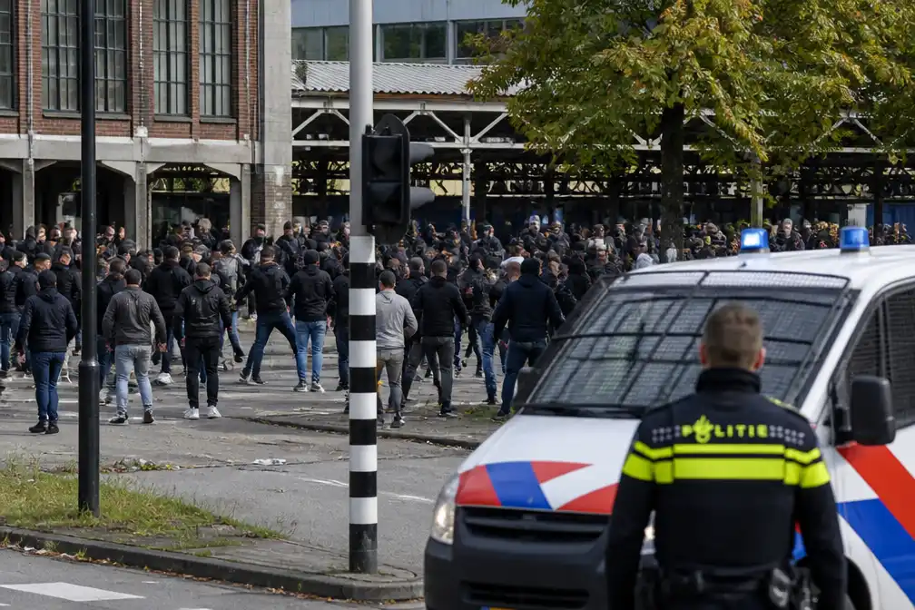 Massale vechtpartij tussen voetbalsupporters in Eindhoven; circa 70 betrokkenen, geen aanhoudingen