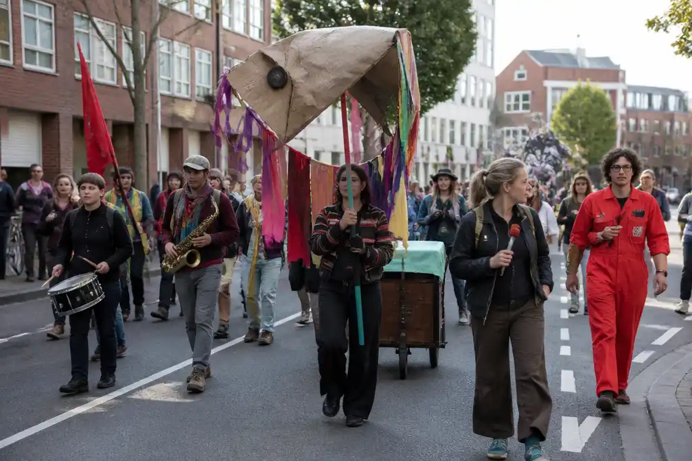 Krakers, kunstenaars en activisten trekken in optocht door Groningen