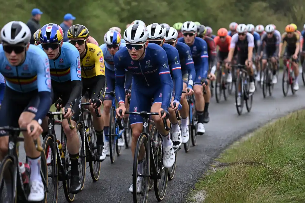 Evenepoel en Van Aert beginnen WK-wegrit, Fransen rond Seixas voeren tempo op