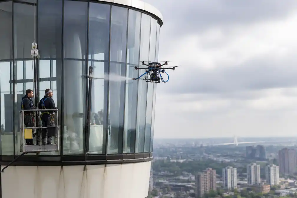 Euromast Rotterdam test drone voor het schoonmaken van ramen op hoogte