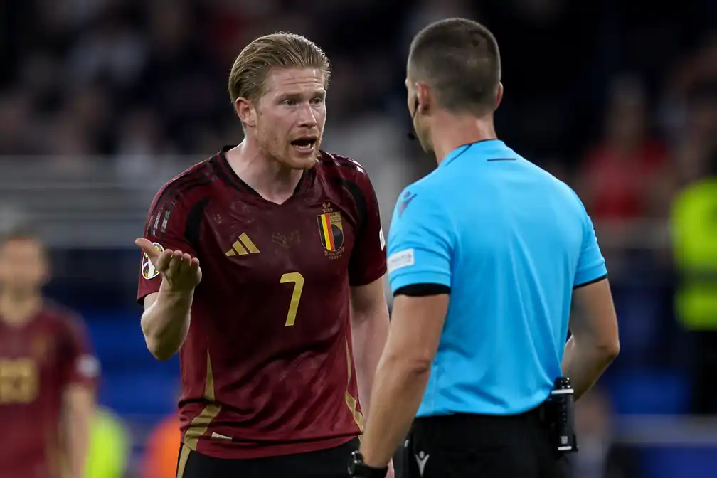 De Bruyne krijgt bal in het gezicht en is dan kwaad om nieuwe regel die hem naar de kant stuurt