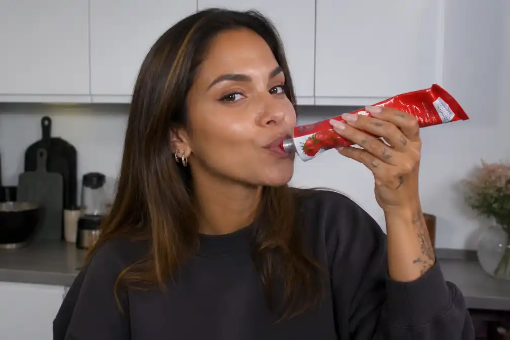 Monica Geuze verrast fans met tomatenpuree uit tube als snacktip
