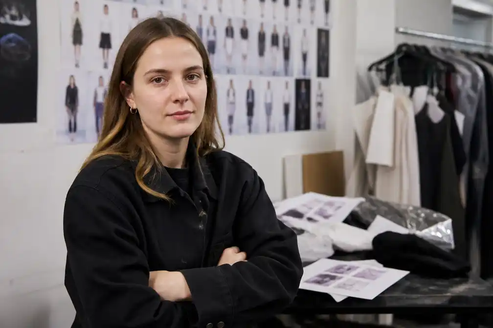 Antwerpse ontwerpster Julie Kegels opent Paris Fashion Week en wint LVMH Prize