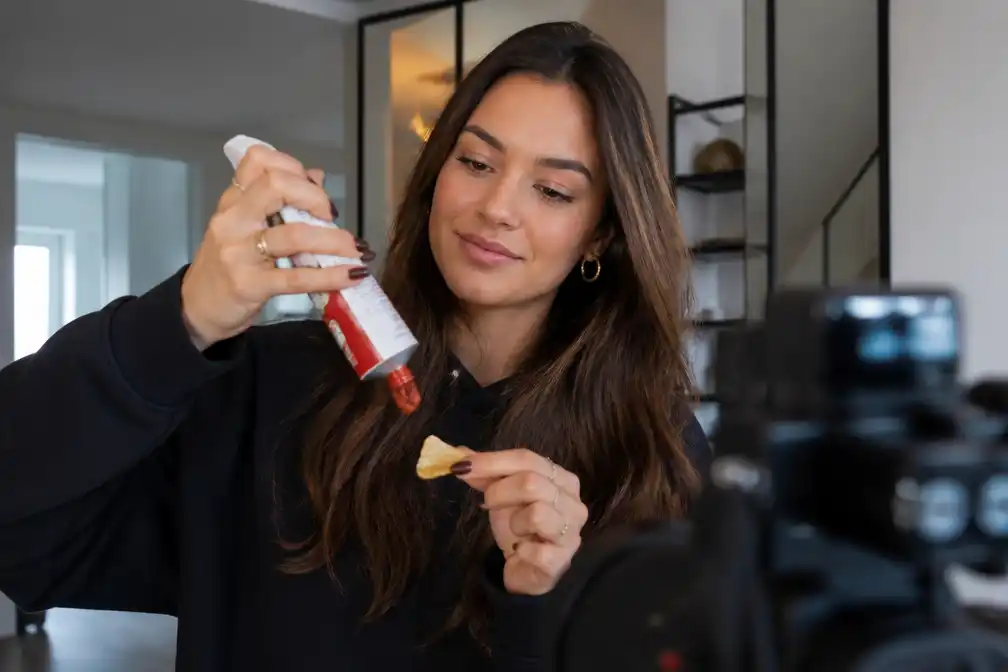 Monica Geuze zorgt met tomatenpuree uit tube voor hype en krijgt kritiek
