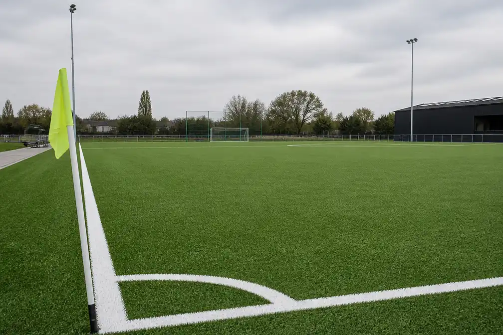 Kunstgrasveld in Keiem vier meter 'gekrompen' sinds opening in 2023