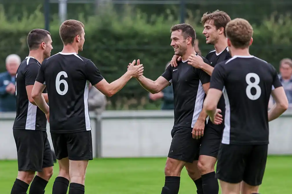 Nieuwkomer SK Nieuwkerke klopt leider Komen met 1-4
