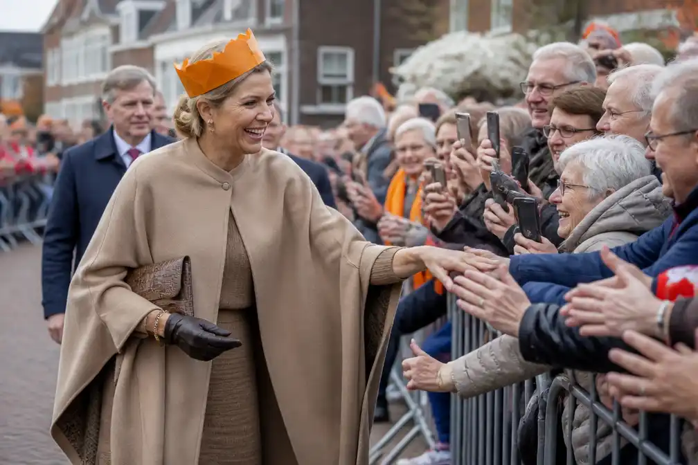 Koningin Máxima juichend ontvangen bij zorglocatie op Urk