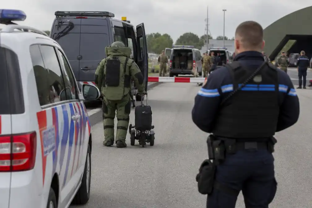 Man aangehouden na bommelding bij Vliegbasis Leeuwarden; EOD onderzoekt pakket