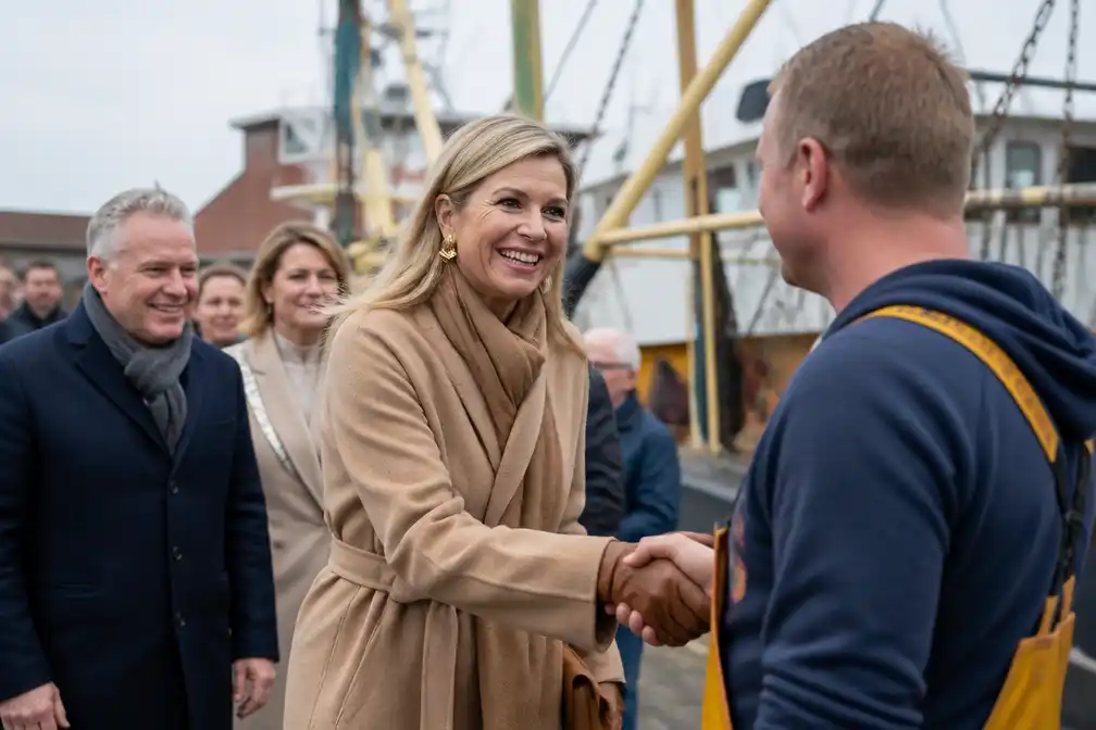 Koningin Máxima bezoekt Urk en verdiept zich in de visserij