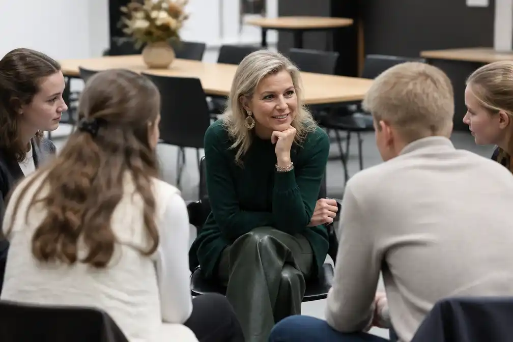 Koningin Máxima stimuleert Urkse kinderen en jongeren om hulp te vragen