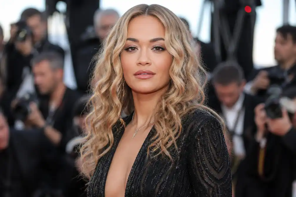 Rita Ora aangeklaagd door ex-manager Sarah Stennett om 3 miljoen pond
