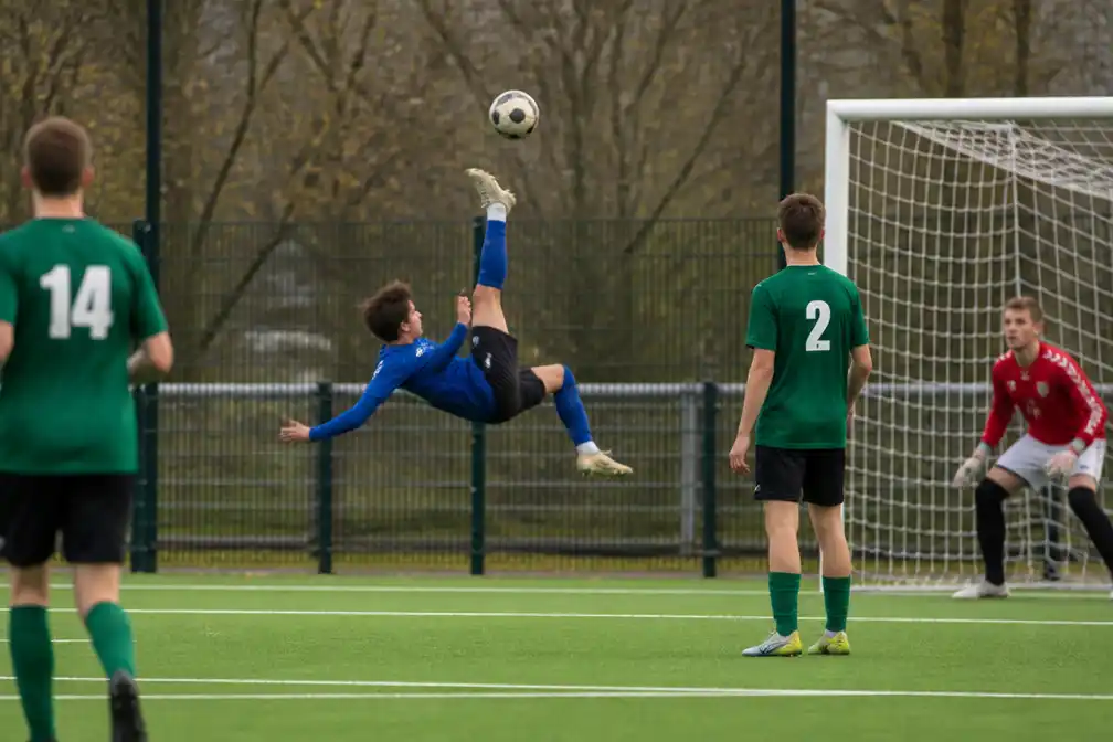 Jeugdspeler van amateurclub in Den Bosch scoort met weergaloze omhaal