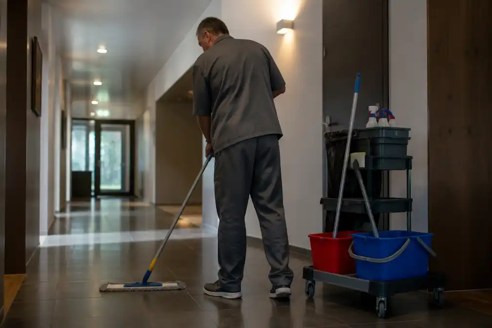 Schoonmaker hoort dat contract stopt vanwege autisme: opmerking komt werkgever duur te staan