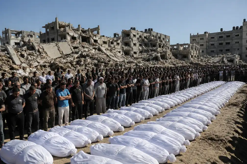 Massabegrafenis in Gaza-Stad voor 105 slachtoffers van bombardement Al-Taj-complex