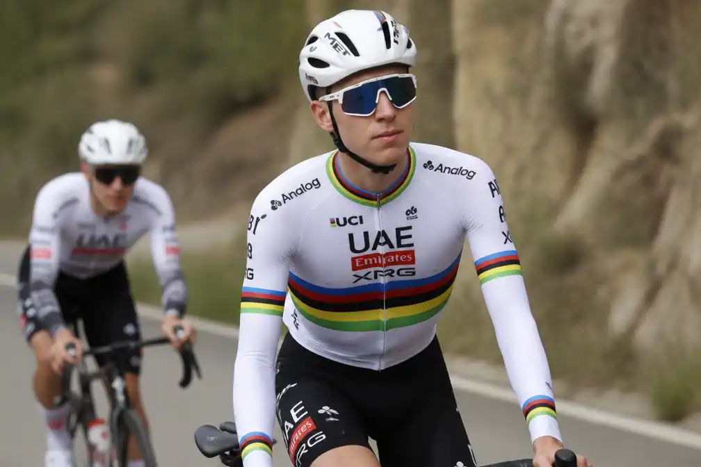 Wereldkampioen Brandon McNulty debuteert in regenboogtrui in Ronde van Emilië