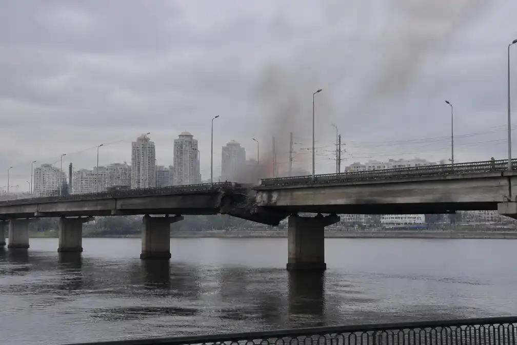 Russische drones treffen belangrijke brug in Kyiv, openbaar vervoer stilgelegd