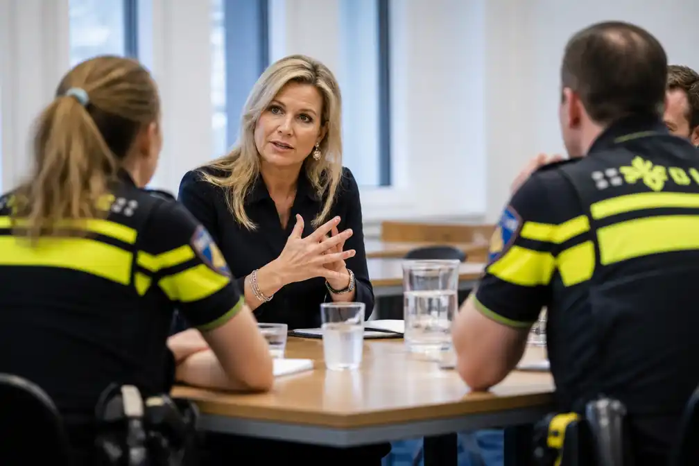Máxima hoopt op snellere schuldgesprekken bij Nationale Politie