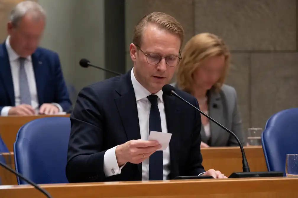Staatssecretaris Boswijk leest briefje tijdens debat hardop voor: 'Graag korter houden'