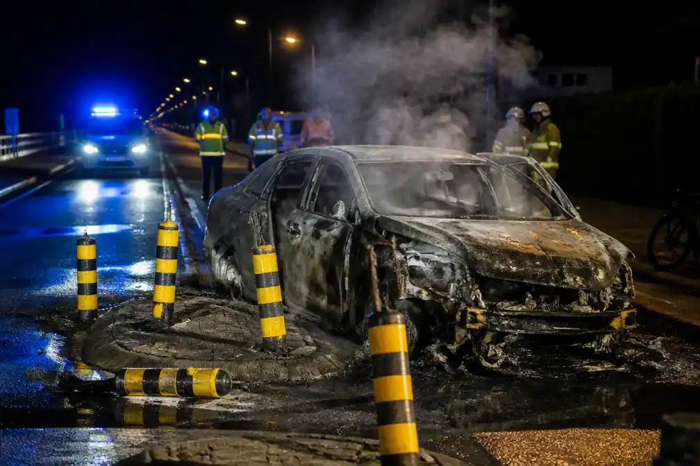 Bestuurder lichtgewond nadat auto in brand vliegt in Lauwe, ook fietsster gewond