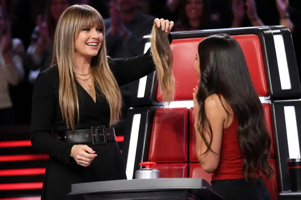 Kelly Clarkson trekt extensions uit tijdens The Voice en geeft ze aan kandidaat