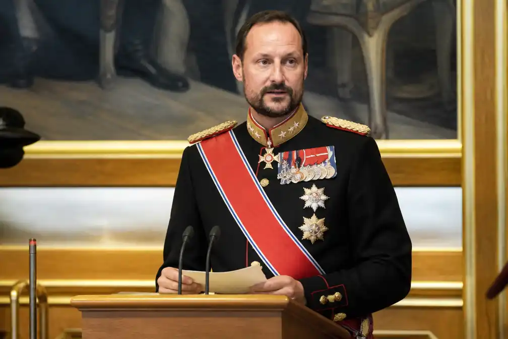 Koning Haakon houdt eerste troonrede en pleit voor 'een veilig land'