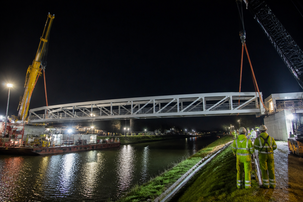 Nieuwe fietsbrug van 300 ton over kanaal in Landegem op haar plaats