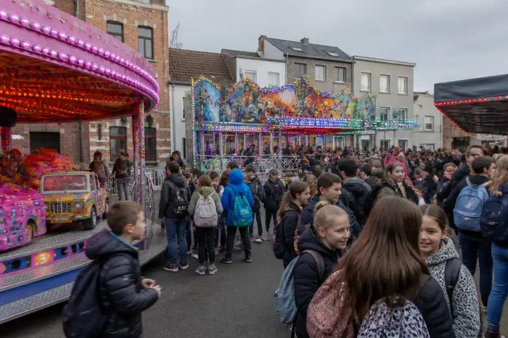 Kermis Opperstraat in Liedekerke opent met scholenkermis voor ruim duizend kinderen