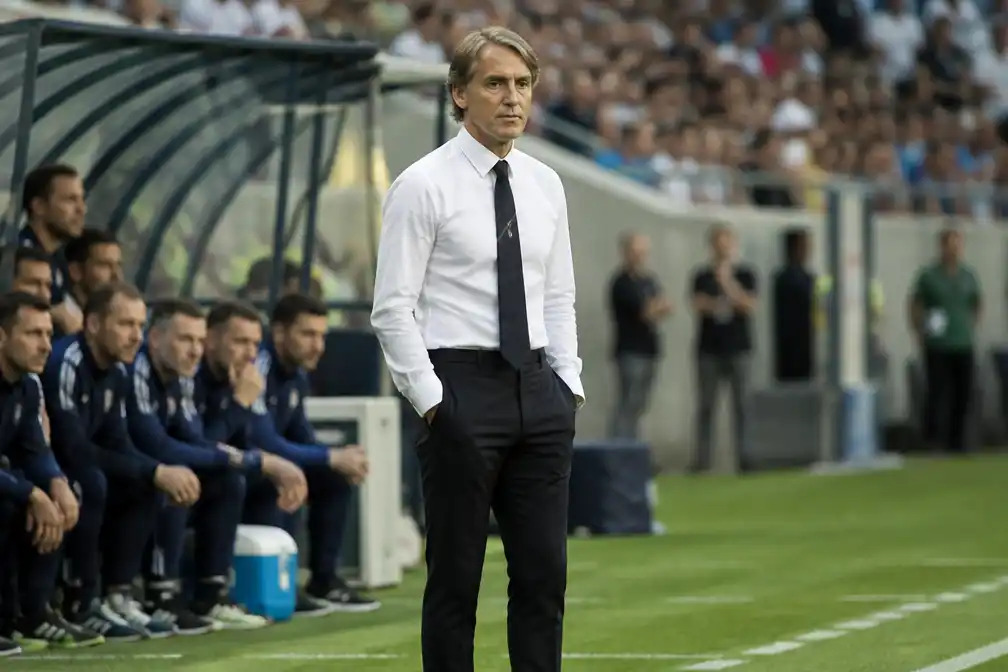 Italië treft Frankrijk met vernieuwd elftal, Mancini scout in buitenland