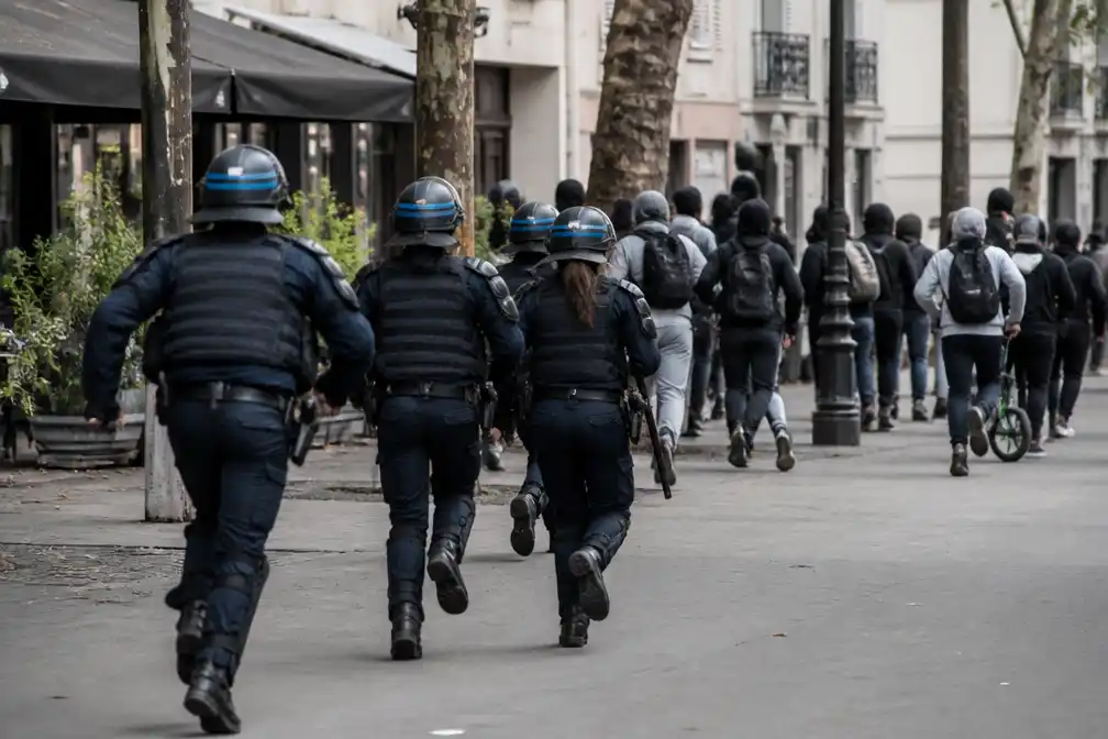 Scholieren vallen agenten aan tijdens studentenprotesten in Frankrijk