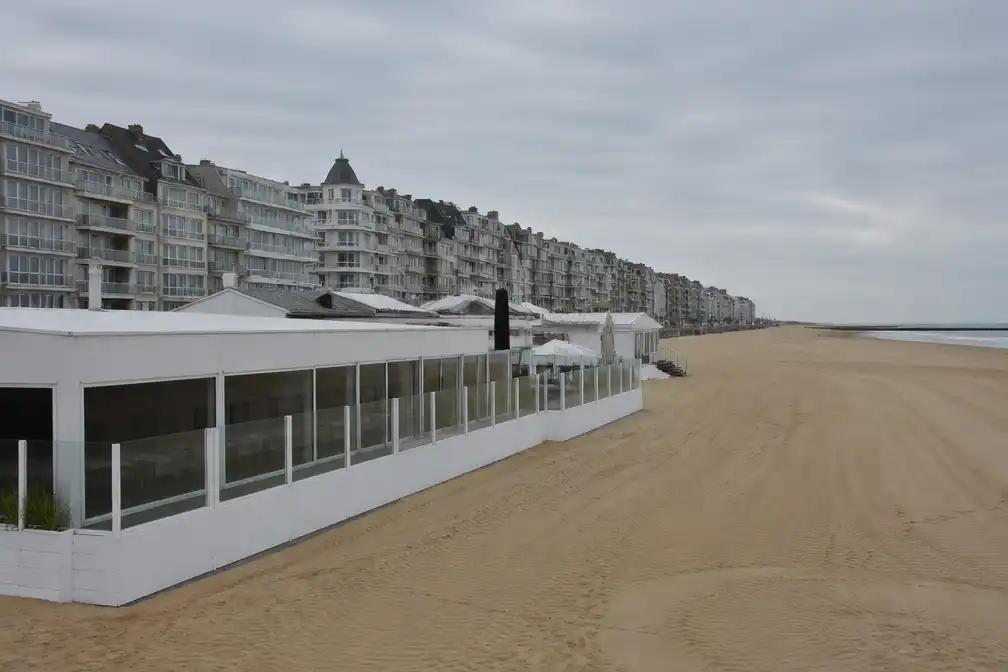Auditeur Raad van State adviseert schorsing strandconcessies Knokke-Heist