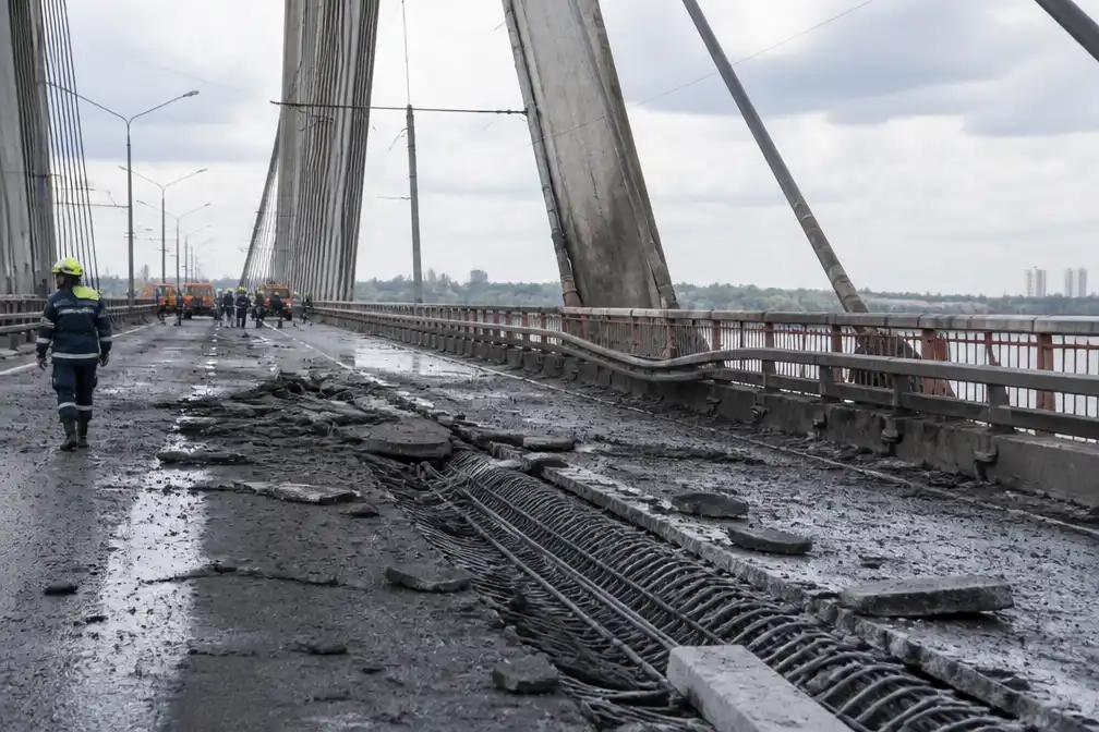 Russische aanval beschadigt Noordelijke Brug in Kyiv, meldt Klitsjko