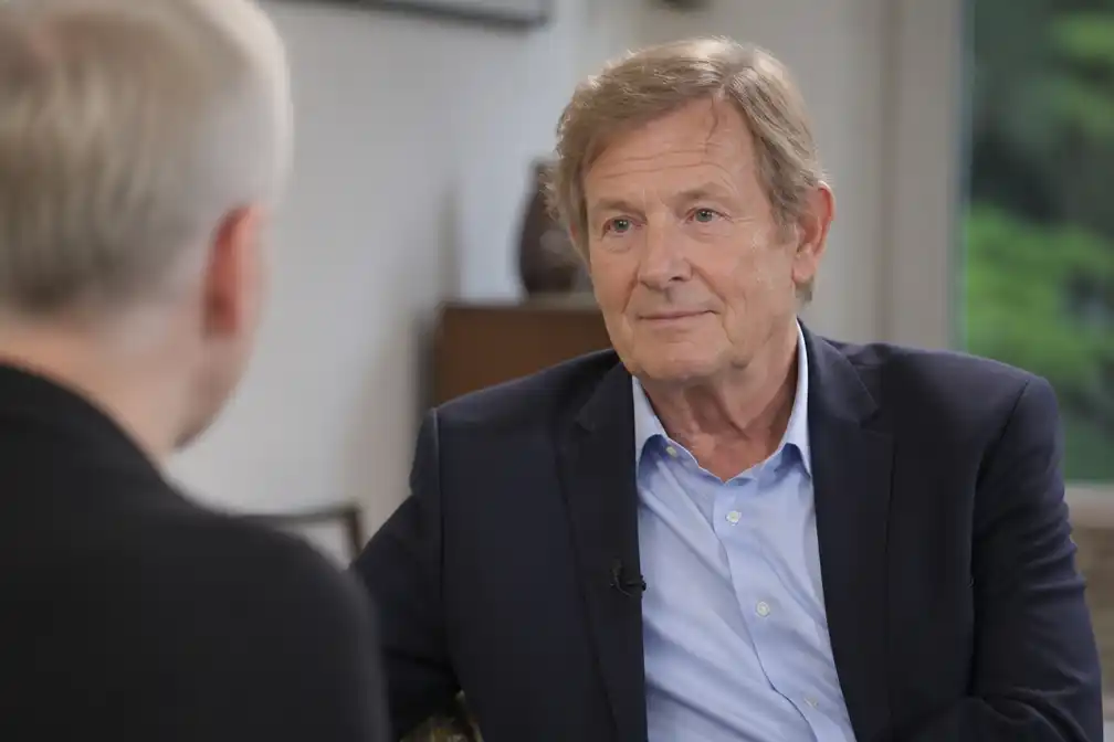 Henny Huisman voelt zich geen tv-icoon in jubileumspecial van AVROTROS