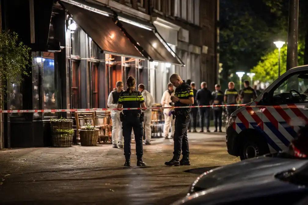 Man (34) doodgeschoten bij horecagelegenheid in Amsterdam, politie zoekt schutter met tatoeage