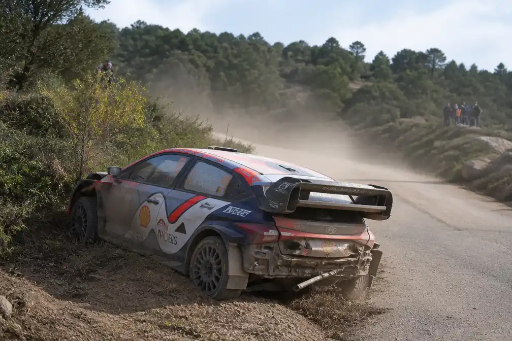 Neuville geeft op in Rally van Sardinië na crash, Solberg aan de leiding